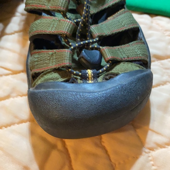 Keen youth size 4 classic sandal . Great shape - Picture 2 of 10